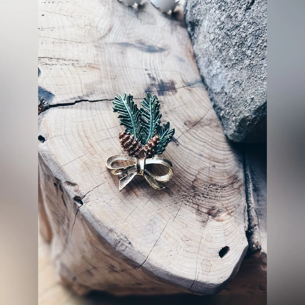 Brooch Evergreen and pine cone